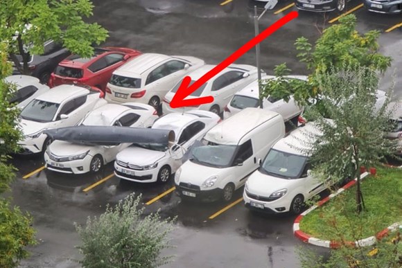 ankara'da f-4 phantom ıı parçasının araçların üzerine düşmesi